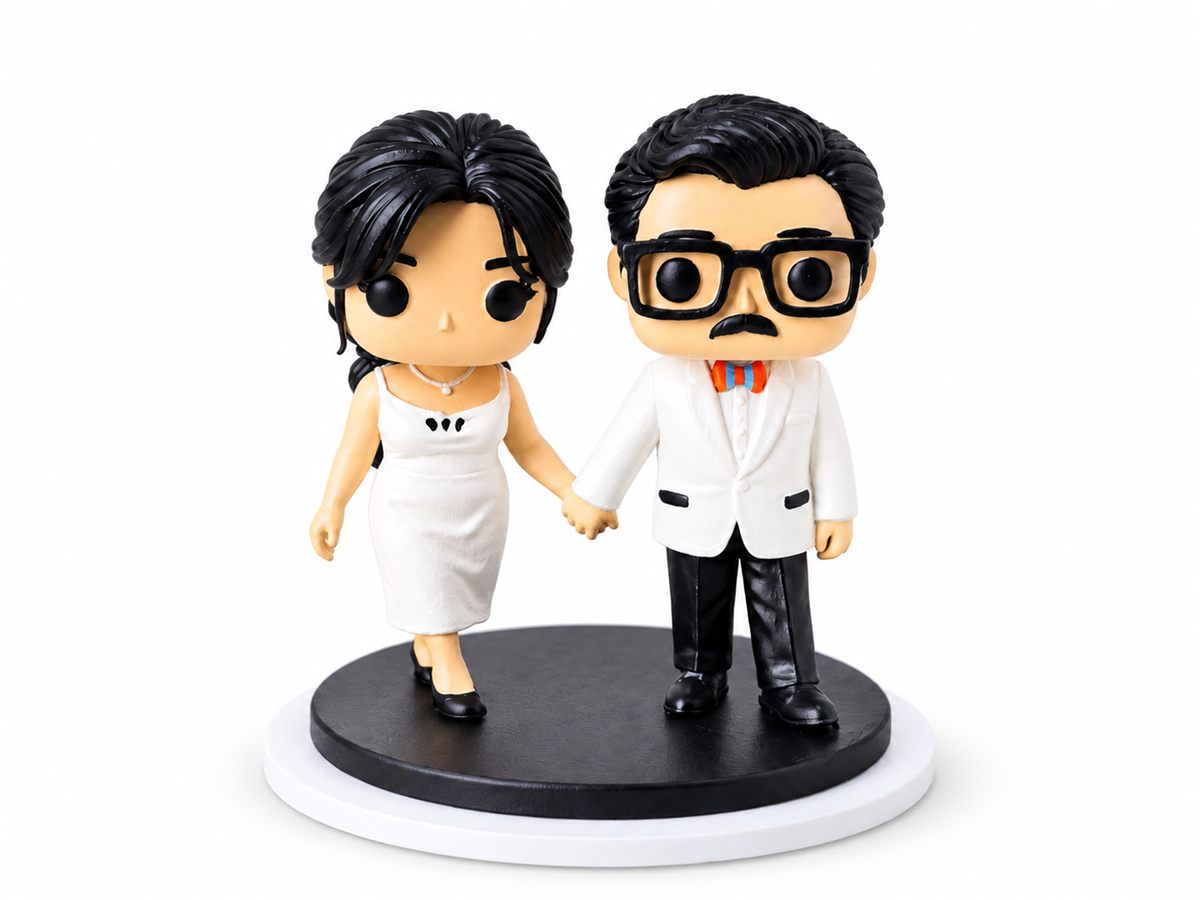 Figuras personalizadas impresas en 3D y pintadas a mano de una pareja tomada de la mano