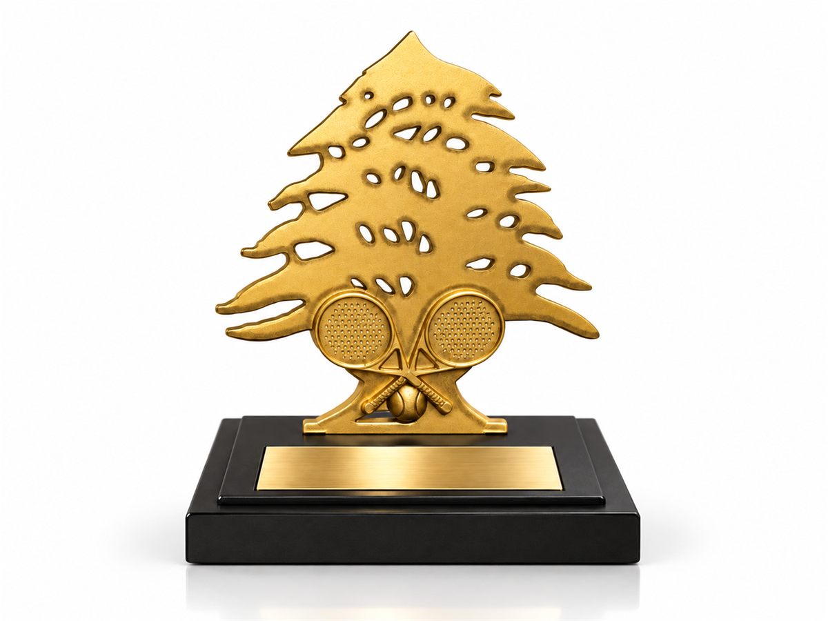 Trofeo personalizado dorado con forma de cedro y raquetas sobre base negra